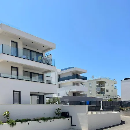 Apartament Navale With A Roof Terrace And A Heated Pool Trogir
