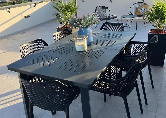 Apartmán Navale With A Roof Terrace And A Heated Pool *