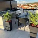 Apartamento Navale With A Roof Terrace And A Heated Pool Trogir