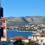 Navale With A Roof Terrace And A Heated Pool Apartamento Trogir