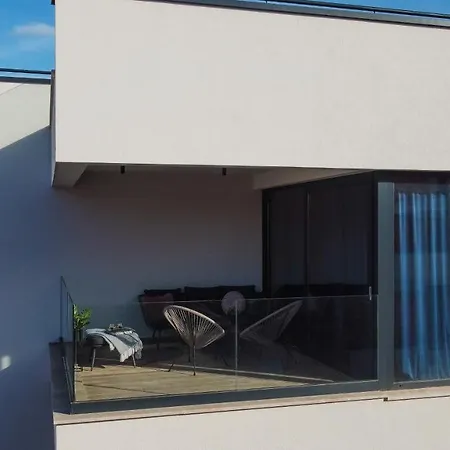 Navale With A Roof Terrace And A Heated Pool شقة تروغير