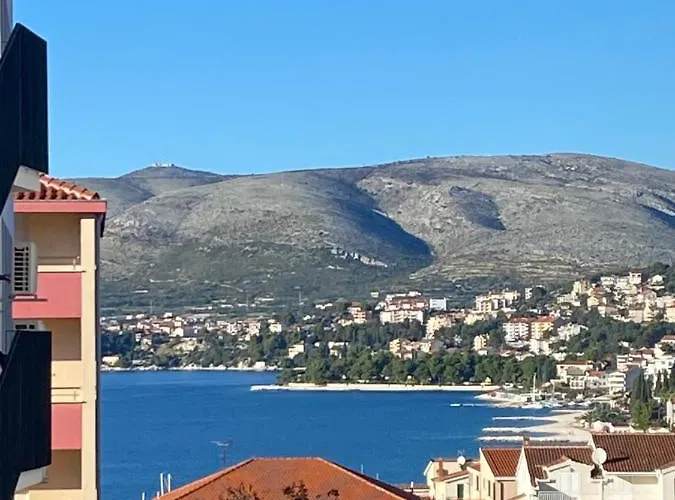 Navale With A Roof Terrace And A Heated Pool Appartement Trogir