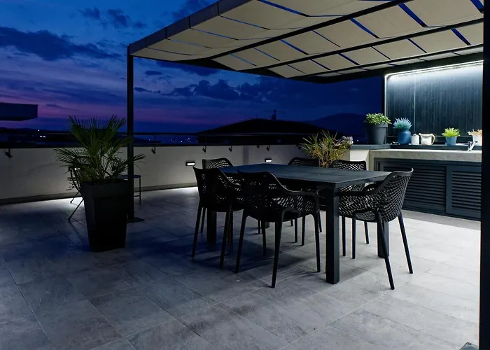 Navale With A Roof Terrace And A Heated Pool Apartamento